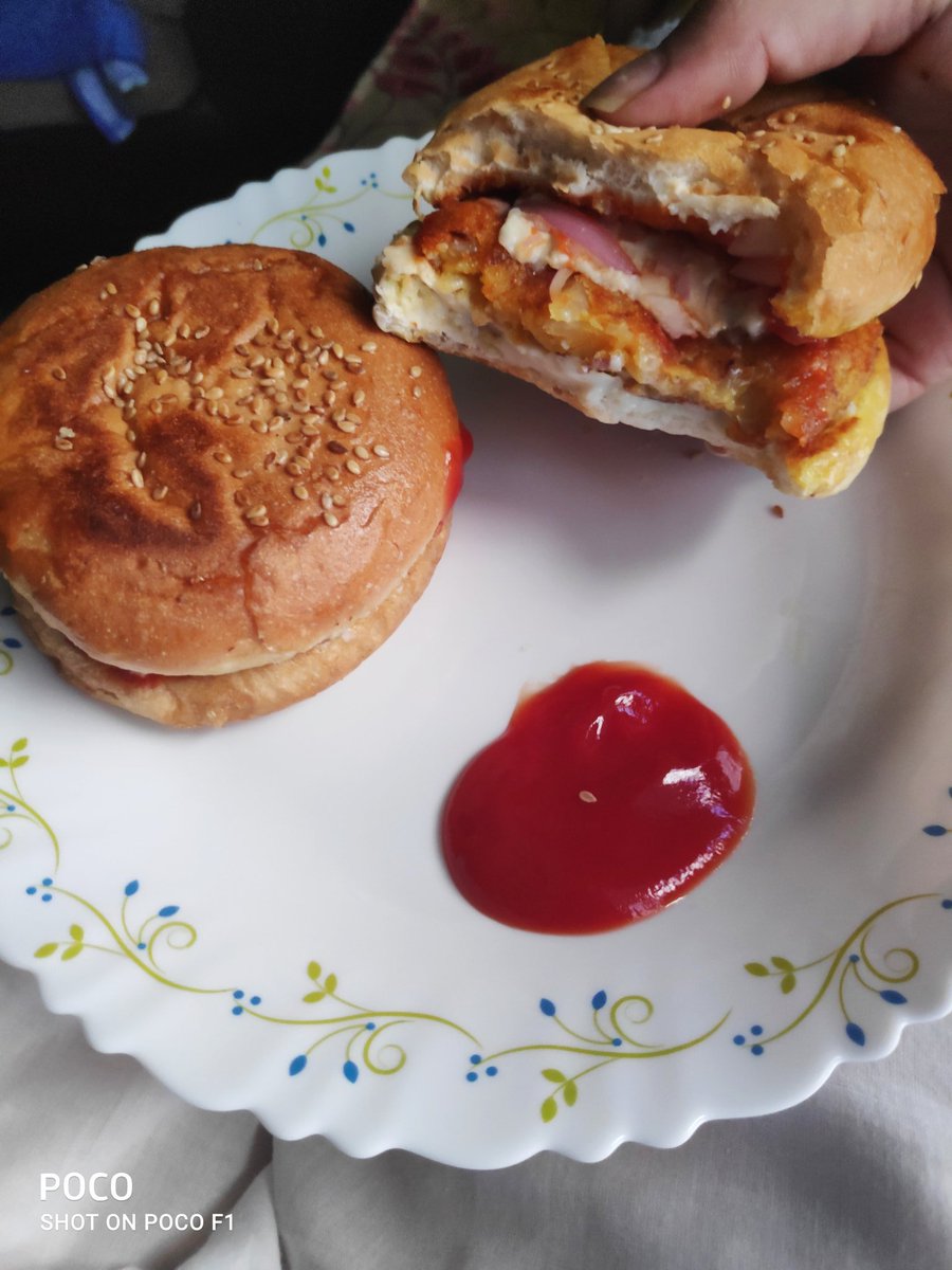 ShikhaPathak15's tweet photo. @OldWonk @BedekarSarvesh @Himali_Tripathi @prashantl83 @_HogsHead @sameersvaidya @Metchul_head When you're missing street food. Quickfix with #desiburger along with #alootikki and #cheese Sorry, no pudina so no chutney. https://t.co/ZZxvq8fPeF