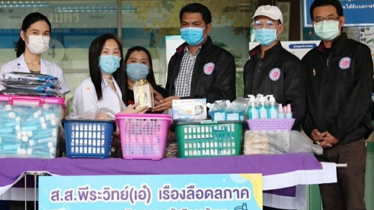 NewsWaveNew's tweet photo. เจอแล้ว สส.ใจงาม พร้อมอดีตดาราดัง ไม่ทิ้งประชาชน ยามทุกข์โควิด 
https://t.co/KZwMFEiNYk #หน้ากากอนามัย  #เจลล้างมือ https://t.co/AHwZYaRgxD