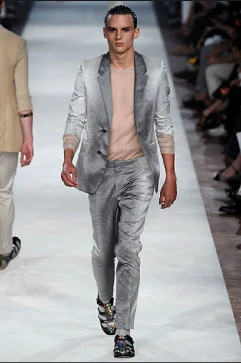 Spring Summer Homme 2009:"Love You"Dans cette collection, toujours plus commerciale car c'est une pour homme, il tente de retranscire l'ambiance des année 70 mais en modernisant les tailleurs et les coupes