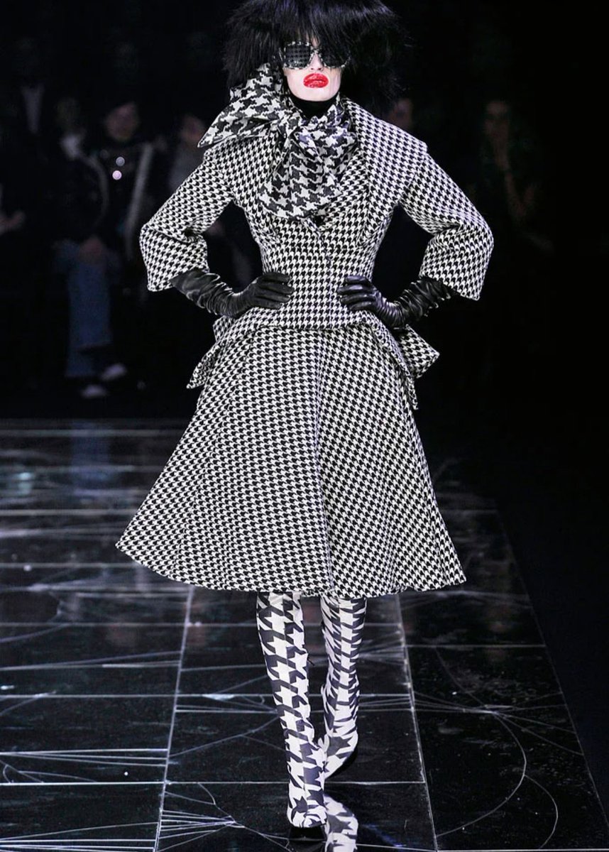 Fall Winter 2009 :"The Horn Of Plenty"Cette collection est cruciale et marque un tournant dans sa carrière. Il critique toute la société de consommation actuelle et la pollution qu& #39;elle engendre tout en critiquanr toute l& #39;industrie de la haute couture en la parodiant.