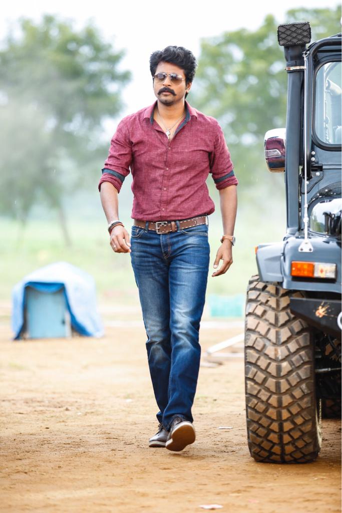 AnandSkfc's tweet photo. இன்றைய தலைமுறை நடிகர்கள் சீமராஜா திரைப்படத்தின் தமிழகத்தின் முதல் நாள் வசூலை முறியடிக்க இன்னும் சில ஆண்டுகள் ஆகலாம் 😎👍
Ayalaan coming soon 🔥🔥
#SK
#PrinceOfKollywood #PrinceOfBoxoffice
#SeemarajaOnSunTv https://t.co/lsDwlImNrn