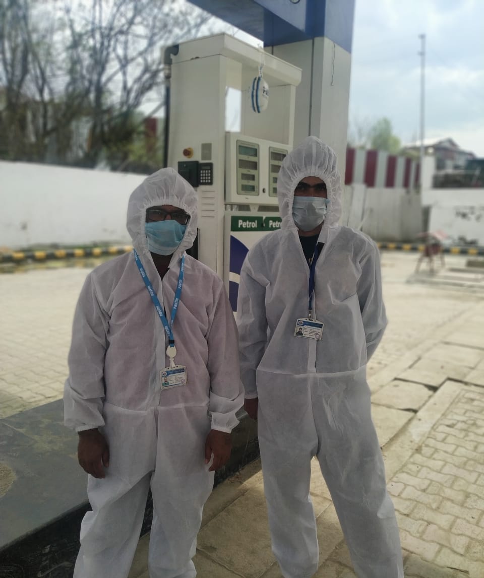 HPCL_JAMMU's tweet photo. Our Frontline warriors of Ji Sahib Filling station Baramulla are ready to Fight with Corona and ensuring the continuous supply of petroleum products.
#IndiaFightsCorona 
@HPCL @princes30320077 @Rg03Goel @msyadav1307 https://t.co/qcr5cjcvDO
