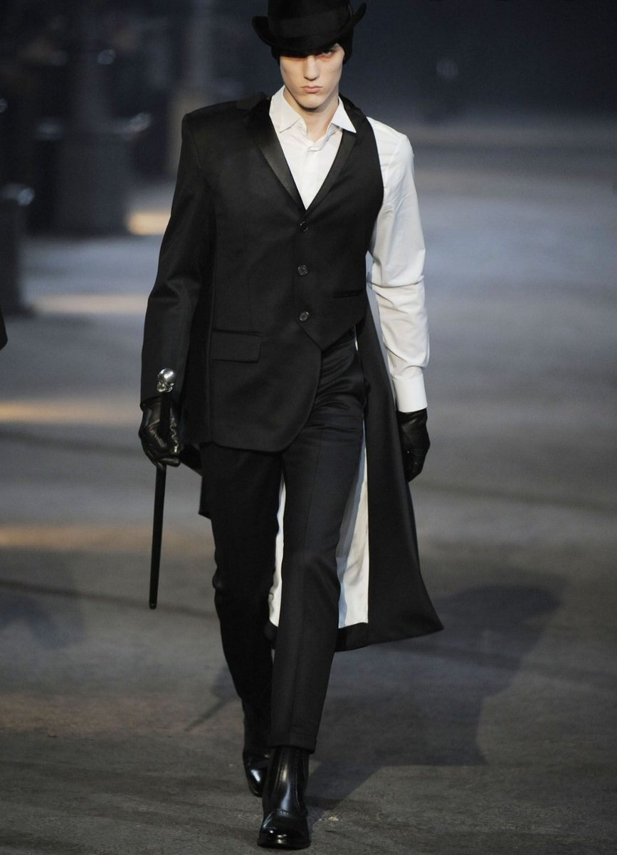 Fall Winter Homme 2009:Cette saison, les silhouettes hommes sont beaucoup plus travaillés et McQueen explore leurs côté beaucoup plus sombre. Jack l'éventreur est de nouveau représente ainsi que des bouchers et des bourreaux.