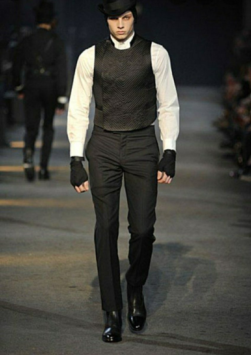 Fall Winter Homme 2009:Cette saison, les silhouettes hommes sont beaucoup plus travaillés et McQueen explore leurs côté beaucoup plus sombre. Jack l'éventreur est de nouveau représente ainsi que des bouchers et des bourreaux.