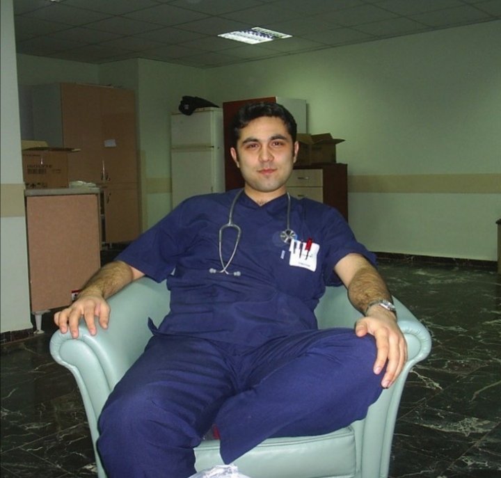 DrSarperSaglam's tweet photo. Görevi başında katledilen Dr. Ersin Arslan'ın annesi şunu dedi: " Neyleyim guzum, Onu besledik büyüttük, vatana hizmet etti. Neyleyim!" Ersin abi, kocaman bir gönül insanıydı, fakirin fukaranın yanında, 7/24 iyileştirdi. #SağlıktaSiddeteHayır https://t.co/XEfvdOzZDg