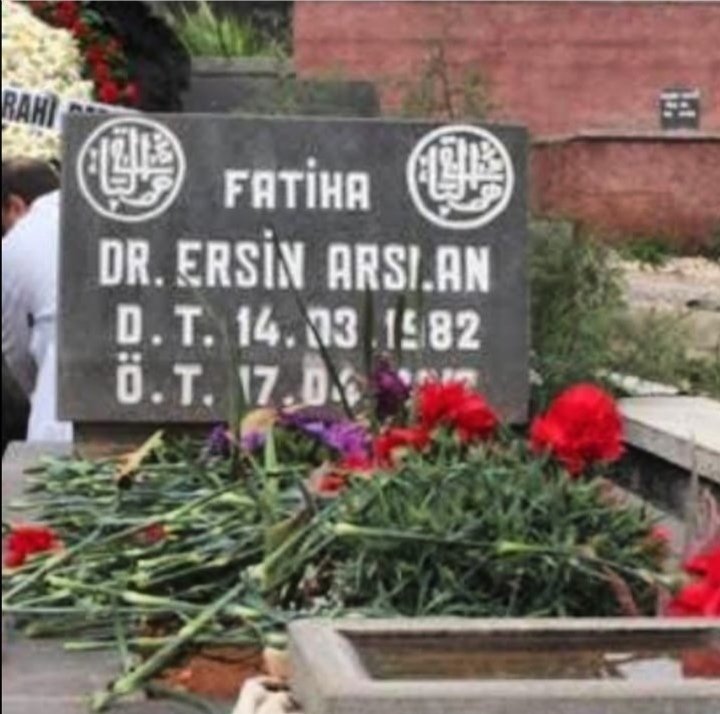 DrSarperSaglam's tweet photo. Görevi başında katledilen Dr. Ersin Arslan'ın annesi şunu dedi: " Neyleyim guzum, Onu besledik büyüttük, vatana hizmet etti. Neyleyim!" Ersin abi, kocaman bir gönül insanıydı, fakirin fukaranın yanında, 7/24 iyileştirdi. #SağlıktaSiddeteHayır https://t.co/XEfvdOzZDg
