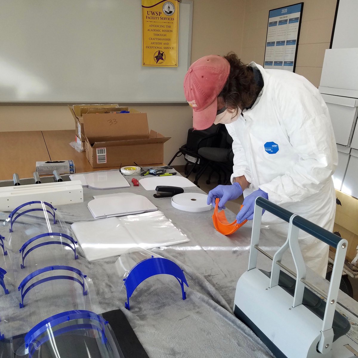 #UWSP employees from many departments have teamed up and used their skills to help respond to the pandemic. Using 3D printers, they were able to create 200 face shields that were given to Copperleaf Senior Living Center. Learn more about their efforts ➡️ bit.ly/2JRLvMa!