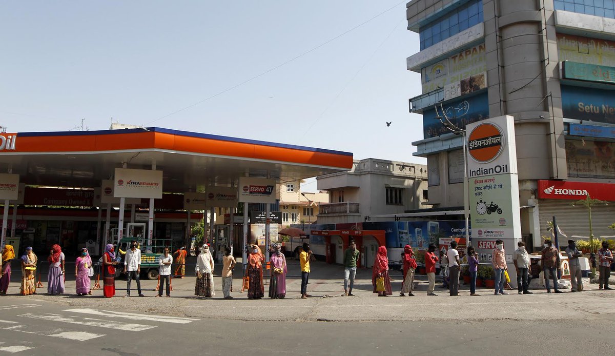 DeshGujarat's tweet photo. Due to rumors that Rs. 500 first installment of Rs. 1500 Garib Kalyan relief amount deposited in Jan Dhan bank account  by the Centre will be taken back if not immediately  withdrawn, beneficiaries are queuing up outside the banks: @DeshGujarat Photos https://t.co/fb1GamWV21