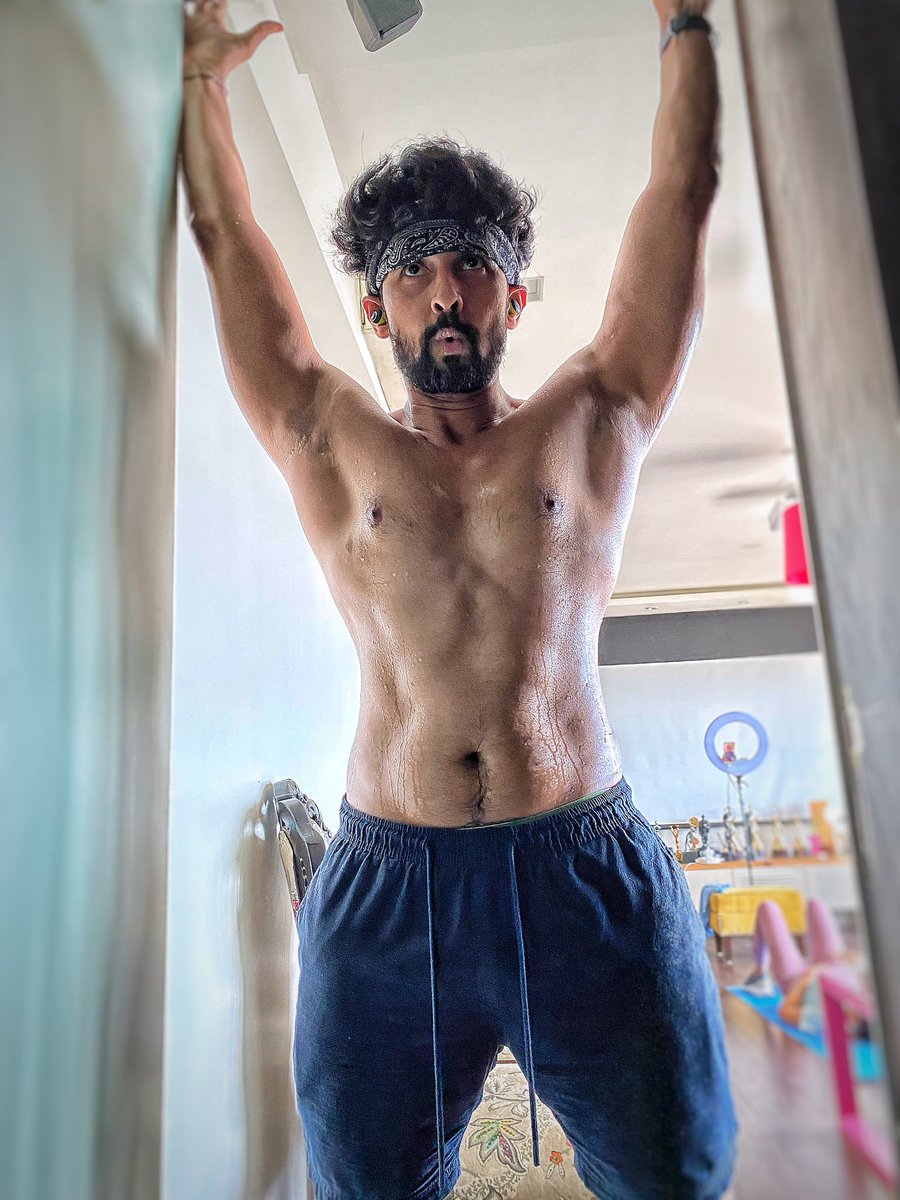 raviedubey's tweet photo. सुविधाएँ ना सही पागलपन तो है ।। Rवी 
#NoGym #NoProtein #NoWeights #BodyWeightWorkOut
Thank you so much @fitsu_fitness for taking charge of my fitness during this lockdown ..#fullpower 
Thank you for the pic @AlaghDanny https://t.co/rclSTXzq5J