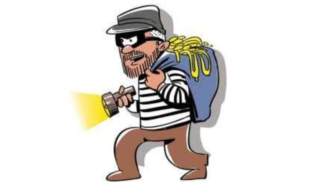 ദുരന്തത്തിനിടയിലൂടെ  കക്കാനിറങ്ങിയവരെ കയ്യോടെ  പിടികൂടിയപ്പോൾ കള്ളൻ   മോഷണ മുതൽ വലിച്ചെറിഞ്ഞ് ഓടിയത് പോലെയാണ് ഇപ്പോൾ @vijayanpinarayi സർക്കാരിന്റെ അവസ്ഥ. #sprinklr #KeralaFightsCorona