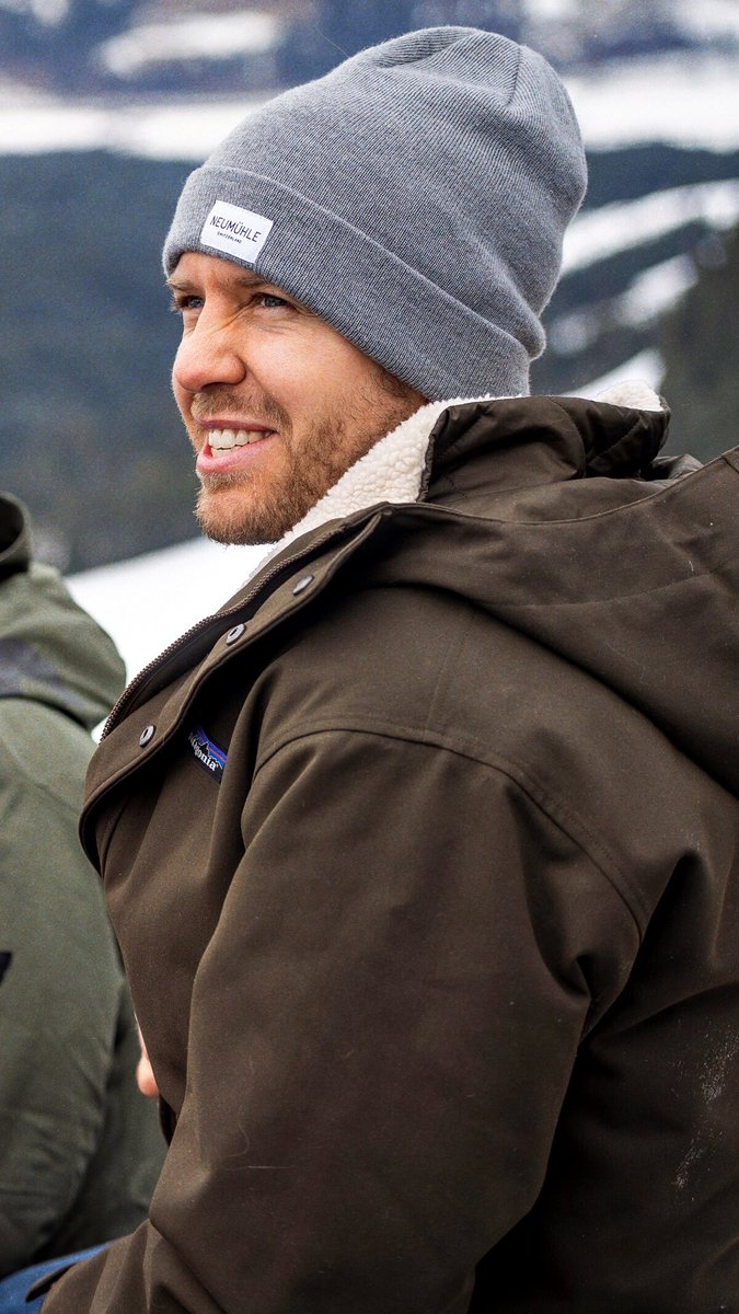Starting this lockscreen thread off with Casual Sebastian Vettel. You’re welcome.