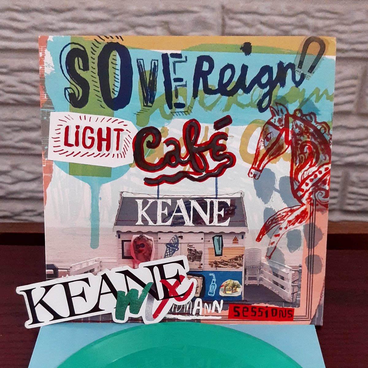 keane_mx's tweet photo. #OnADayLikeToday
En un día como hoy de hace un año @KeaneOfficial lanzaba con motivo del @RecordStoreDay, este EP en vinilo con versiones inéditas de #SovereignLightCafe y #Disconnected de kas sesiones de #DaveFridmann en 2011.
#Keane #RecordStoreDay #Strangeland https://t.co/NOr4m12SJY