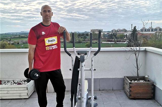 Os dejamos la entrevista a <a href="/marcomira25/">Marco Mira</a> que el <a href="/altoaragon/">Diario del Altoaragón</a> publica hoy.🤾‍♂️👮‍♂️El capitán del <a href="/BmHuesca/">Bada Huesca</a> es además uno de los policías locales de #Monzón que, al igual que sus compañeros, se está dejando la piel en estos momentos tan complicados para todos diariodelaltoaragon.es/Deportes/Notic…