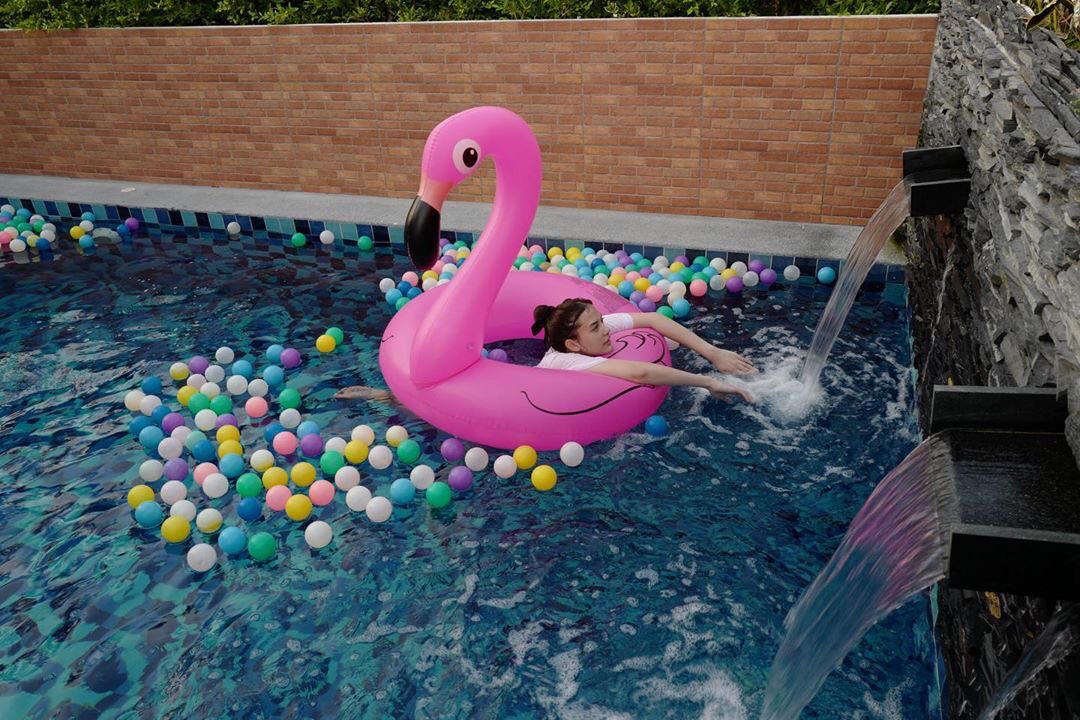 สวัสดีวันสงกรานต์ค่ะ พยายามหารูปเล่นน้ำหาไม่เจอจริงๆ เอาเล่นน้ำในสระว่ายน้ำแล้วกันนะคะ😂😂💙💙