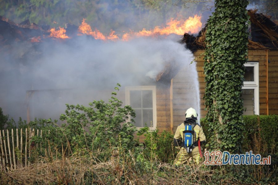 Vlammen slaan uit dak van woning in #Pesse. 112Drenthe.