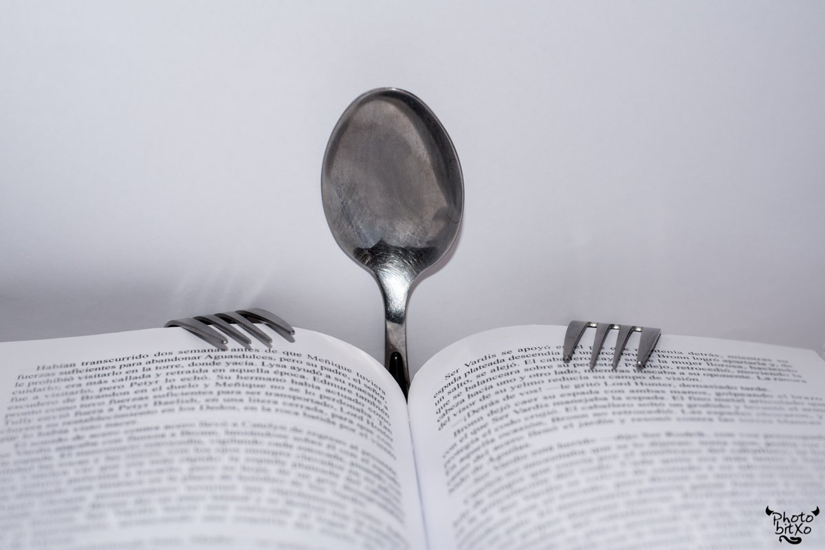 lectura digestiva ?  #readers #LecturasDeCuarentena #bnwphotography #YoMeQuedoEnMiCasa #meaburro #valladolid #photobitxo