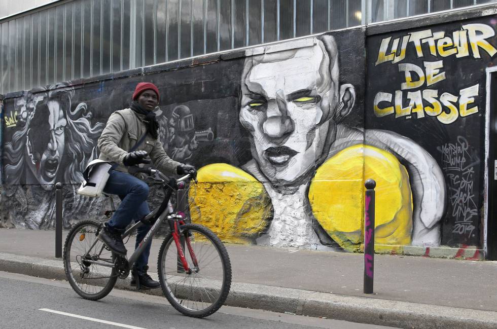 La pandemia en Francia está afectando especialmente a la región del Gran Este y a la región de París. En esta última las zonas de la banlieue son las que más sufren; las afueras de la capital, alta densidad,mayoría inmigrante, ingresos bajos y servicios públicos deteriorados.