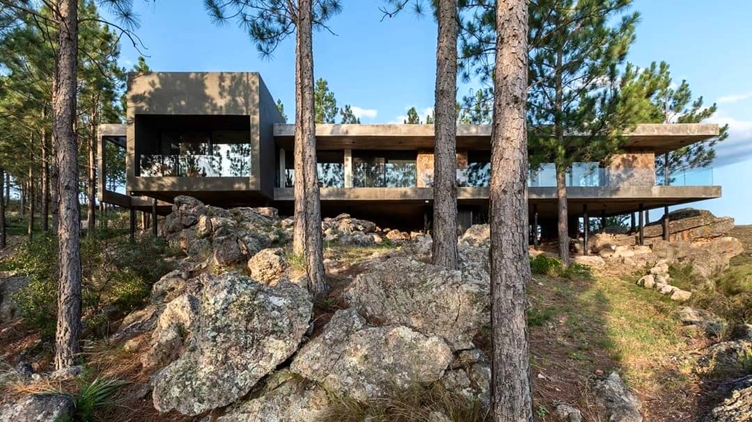 Casa en Tanti (Córdoba, Argentina).
Por @estudio_qf interiorismo.
lnkd.in/dcnek9f