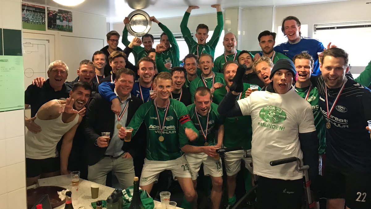 🏆 | #TB #seizoen20182019

KAMPIOEN! 🏆 🥇

KNVB 4e klasse E.
21 gespeeld. 58 punten, 79 voor, 19 tegen = + 60 ⚽️
•
#RODA23 #RD23Z1 #KAMPIOEN