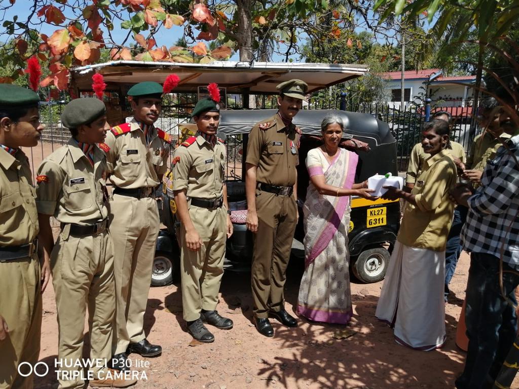 KeralaNcc's tweet photo. Cadets of 15 Kerala NCC Battalion  distributing santisers to Autorickshaw drivers in Tiruvalla- Kuttapuzha stand.Smt.M Sandamma, Muncipal Councilor ,inagurated the program. https://t.co/LdsaIINptL
