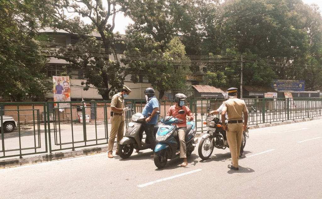 ACPshangumughom's tweet photo. Sunny days,  but Lockdown checking going on very strong. #wedontstop #wewontstop #hardwork #policeonduty #lockdownduty #CoronaWarriors 

@VanchiyoorS https://t.co/ek28FSdiCL