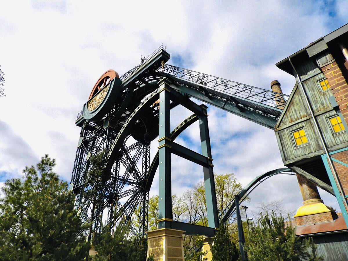 ThemePPictures's tweet photo. Wat is het raar om door een lege #Efteling te rijden. Geen geluid of attracties die draaien. Hopelijk kan het park weer snel geopend worden. #betovering #BlijfBetoverd https://t.co/x1qbZw3Rpo