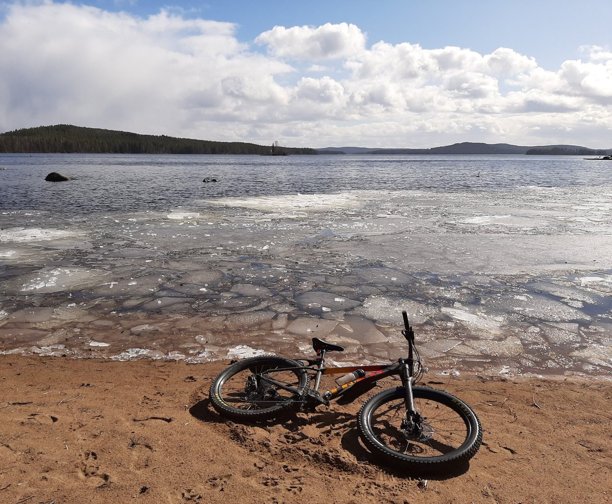 KvVaara's tweet photo. #Viheri #Ristinselkä #Päijänne #kevät #cycling https://t.co/Sjs1gZ4vgB