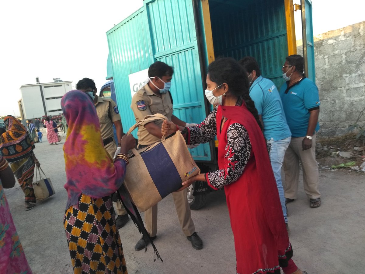 CyberabadScsc's tweet photo. Grocery distribution at Katedan, Rajendranagar and Attapur for the underprivileged and migrant labour by SCSC &amp; @cpcybd @yedula_krishna https://t.co/R5iu7EoNji