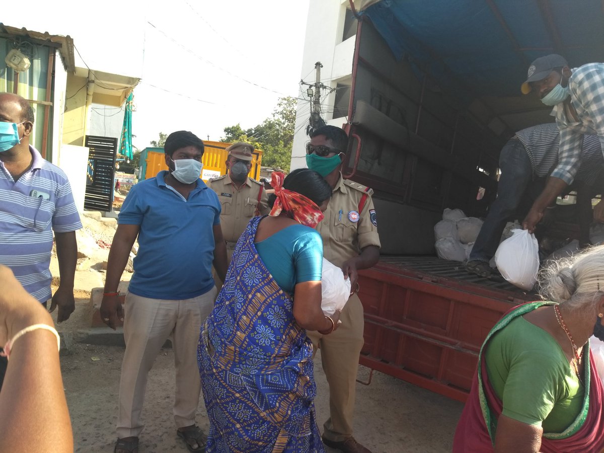 CyberabadScsc's tweet photo. Grocery distribution at Katedan, Rajendranagar and Attapur for the underprivileged and migrant labour by SCSC &amp; @cpcybd @yedula_krishna https://t.co/R5iu7EoNji