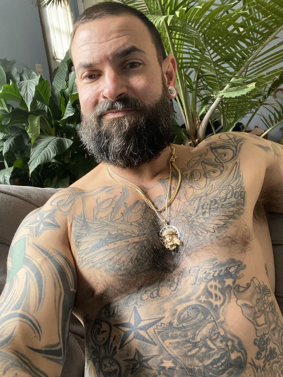 Happy Monday y’all ❤️ #tattoomodel #tattooedgay #gaymen #hairymen #gayhairymen #bearded #beardsaresexy #gay #gaybear #musclebear #bobbycouto