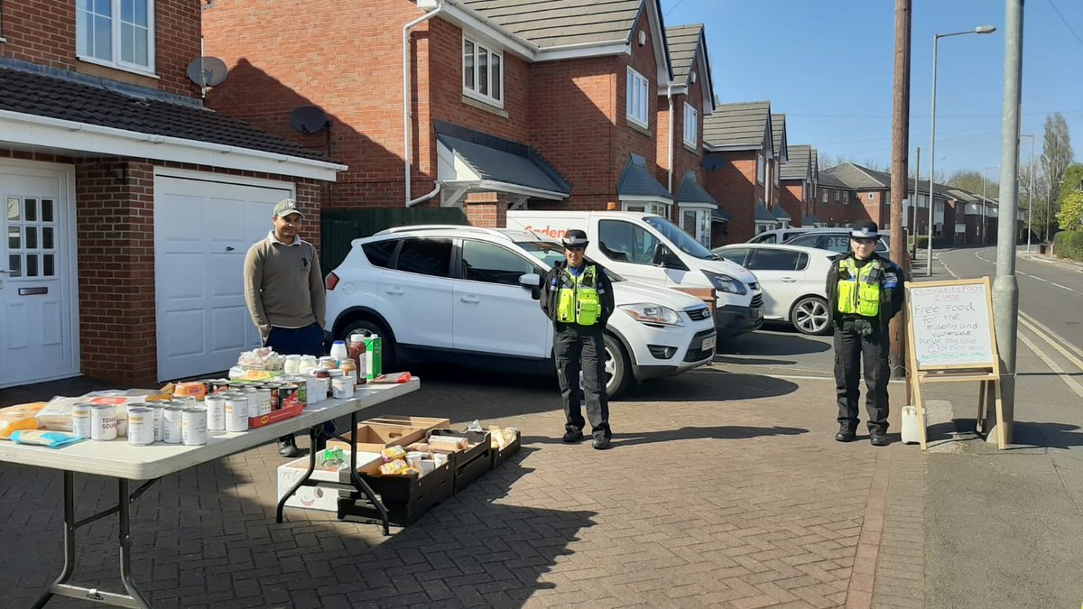WillenhallWMP's tweet photo. 👋🏻 Thank you to this kind family in #Willenhall. Providing food for vulnerable and elderly people in our community.
#StayHomeSaveLives https://t.co/al9uKqxgle