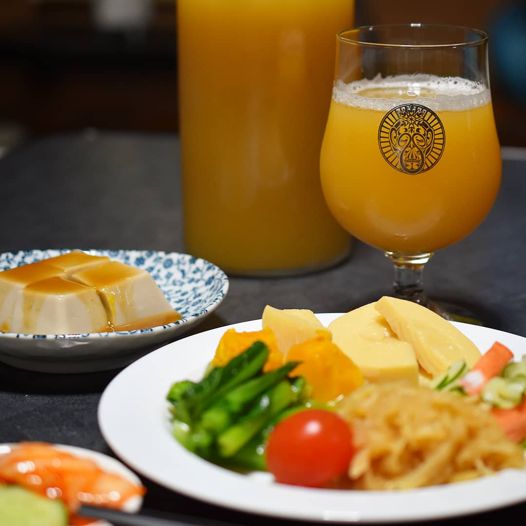 okadayukio's tweet photo. ビールをテイクアウト
これは新鮮な感覚だった
まあ豆腐屋で豆腐を買うようなものか
近所に豆腐屋はないがブルワリーはある
なんという贅沢だろう
きのう売り切れで買えなかった
2周年記念ビール They were born は
濃厚なホップがすごい！
#氷見 #ブルワリー #クラフトビール #ブルーミン #13apr2020 https://t.co/zfmD9rO3hO