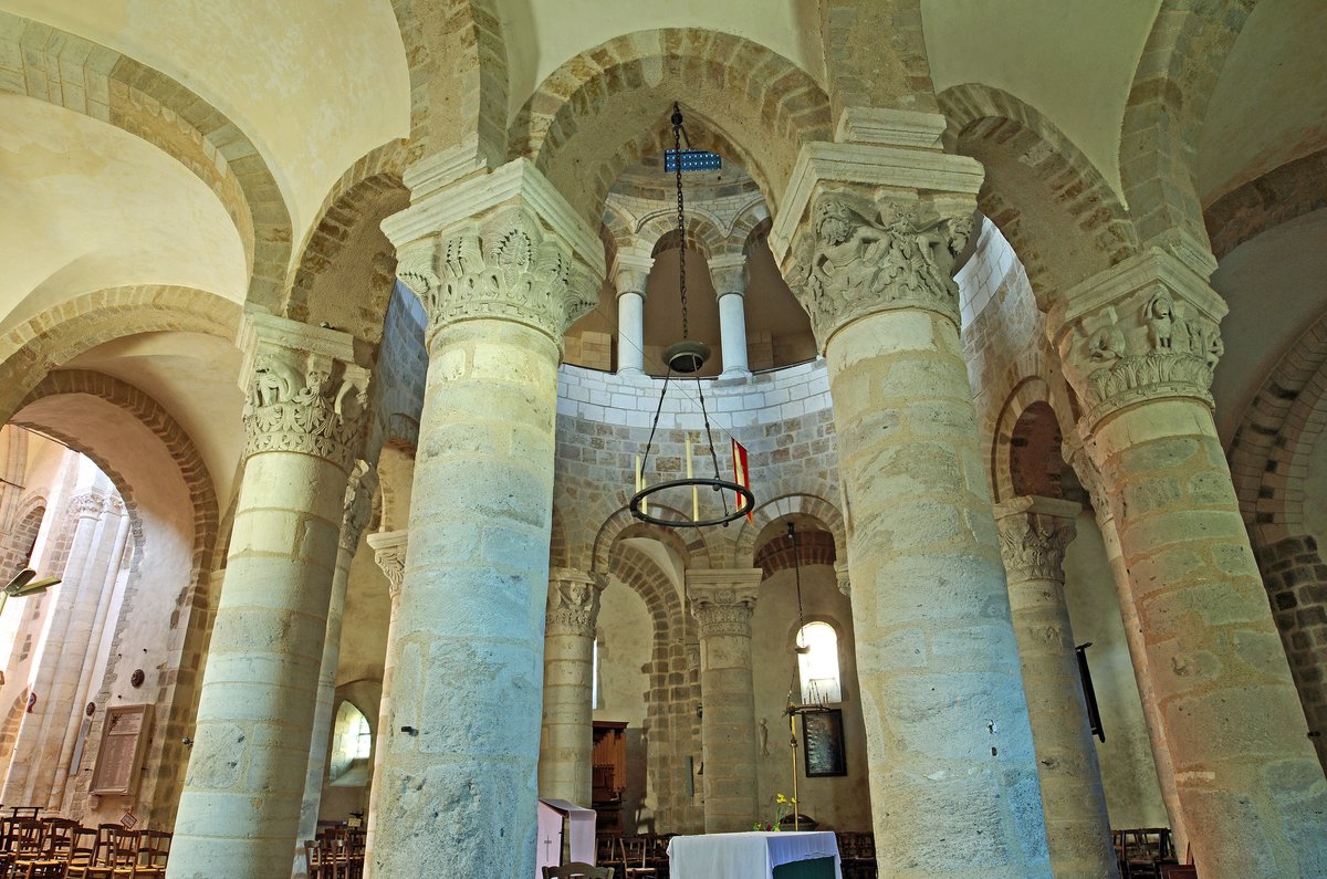 SoValDeLoire's tweet photo. 👼 Trésor de l'art roman, la basilique de Neuvy-Saint-Sepulchre dans l'#Indre est classée au patrimoine de l'#UNESCO. Elle abrite les reliques du Précieux Sang ramenées de Terre Sainte au XIIIe s. Celles-ci font l'objet d'un pèlerinage chaque lundi de #Pâques depuis le Moyen-Âge. https://t.co/hvHx5uy6V7