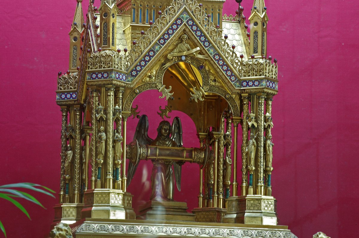 SoValDeLoire's tweet photo. 👼 Trésor de l'art roman, la basilique de Neuvy-Saint-Sepulchre dans l'#Indre est classée au patrimoine de l'#UNESCO. Elle abrite les reliques du Précieux Sang ramenées de Terre Sainte au XIIIe s. Celles-ci font l'objet d'un pèlerinage chaque lundi de #Pâques depuis le Moyen-Âge. https://t.co/hvHx5uy6V7