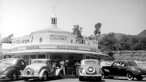 HP_Oliver's tweet photo. #LifeOnTheStrip: Simon's Drive-in (8801 Sunset) was one of several circular drive-ins in southern California. Another popular Hollywood area drive-in was Carpenter's at Sunset and Vine. Simon's specialties were Fried Chicken and BBQ. (1938) [Image WAPA &amp; HPO] https://t.co/jn1TMoZN5P