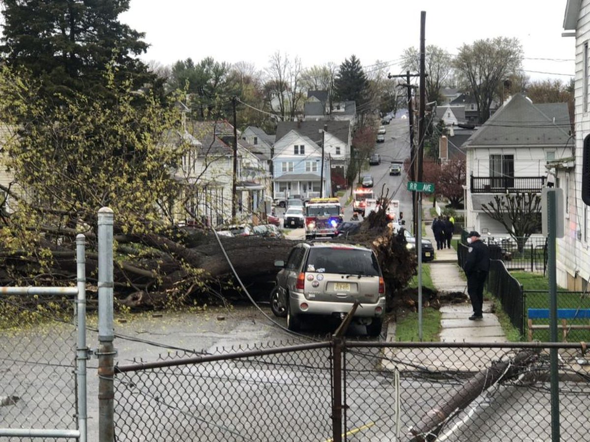 lehighvalley's tweet photo. Lehigh Valley weather: Powerful winds arrive between storms and take down trees, wires https://t.co/zguUUiy7Tk https://t.co/RKLB0JNbSl