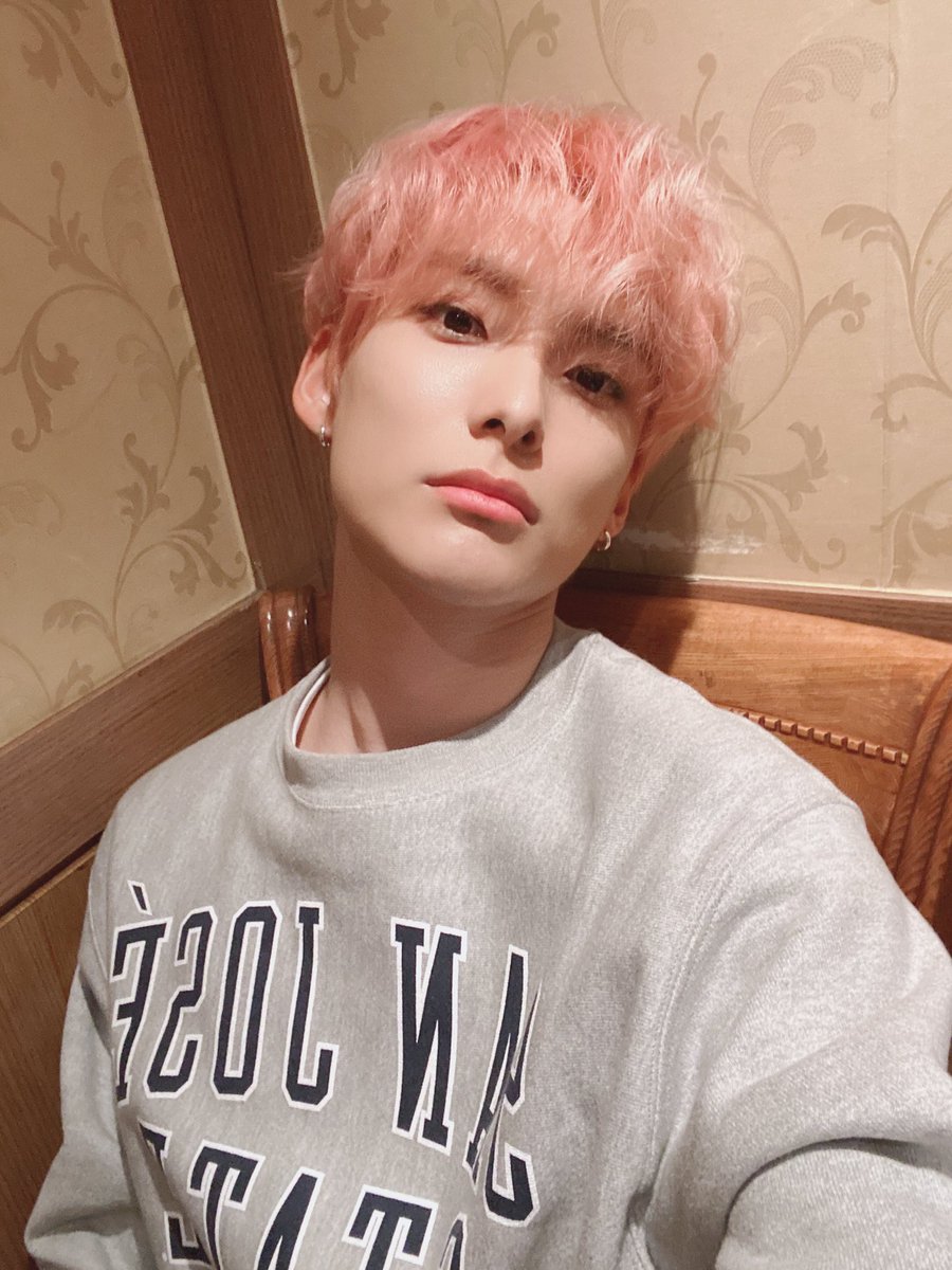 official_ACE7's tweet photo. [#에이스_준]
내 사랑들 오랜만❤️
오을도 수고 많었어요 👏🏻💕 푹 자요!
#ACE #에이스 #CHOICE #초이스 https://t.co/JBLkFlvX0w