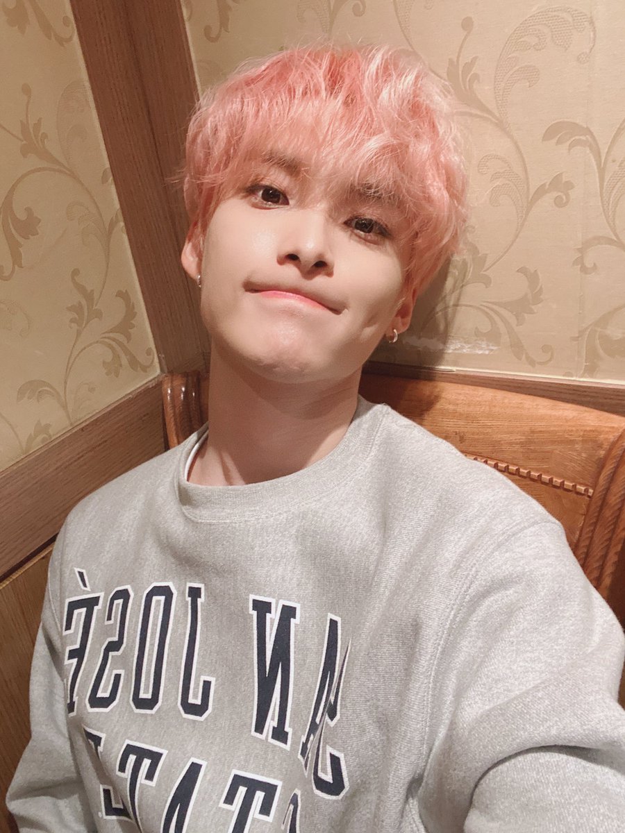 official_ACE7's tweet photo. [#에이스_준]
내 사랑들 오랜만❤️
오을도 수고 많었어요 👏🏻💕 푹 자요!
#ACE #에이스 #CHOICE #초이스 https://t.co/JBLkFlvX0w