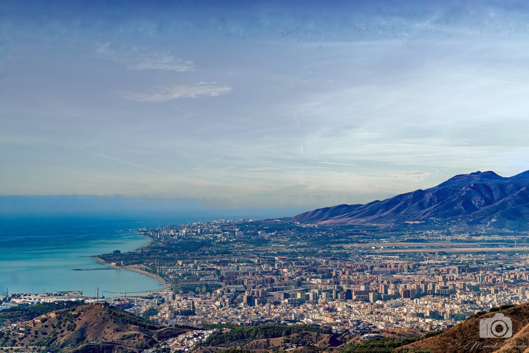 Malagaconacento's tweet photo. 🗣 ¡¡ Asómate a la ventana y verás el mar y lo bonita que es #Málaga 😍 !!! #malagaconacento  #YoMeQuedoEnCasa 
📸 @ZappaplayZappa https://t.co/vpi59mJJsy