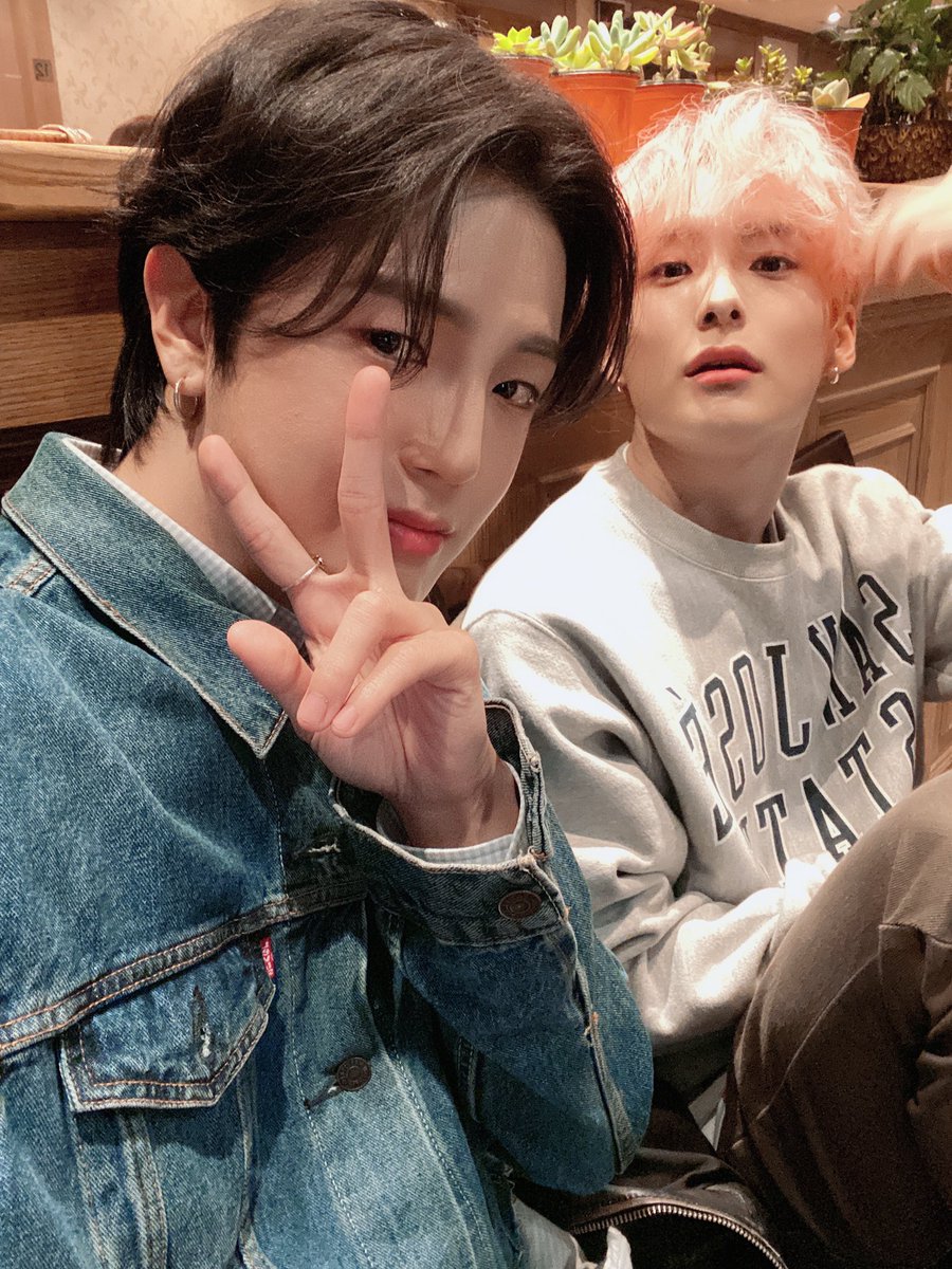 official_ACE7's tweet photo. 이건 덤으로...✌🏻✌🏻
자알생겼다!!!!! 이동훈👍🏻👍🏻👍🏻👍🏻👍🏻👍🏻👍🏻👍🏻👍🏻👍🏻👍🏻👍🏻👍🏻👍🏻👍🏻👍🏻👍🏻👍🏻 https://t.co/P1aWvQWj4q