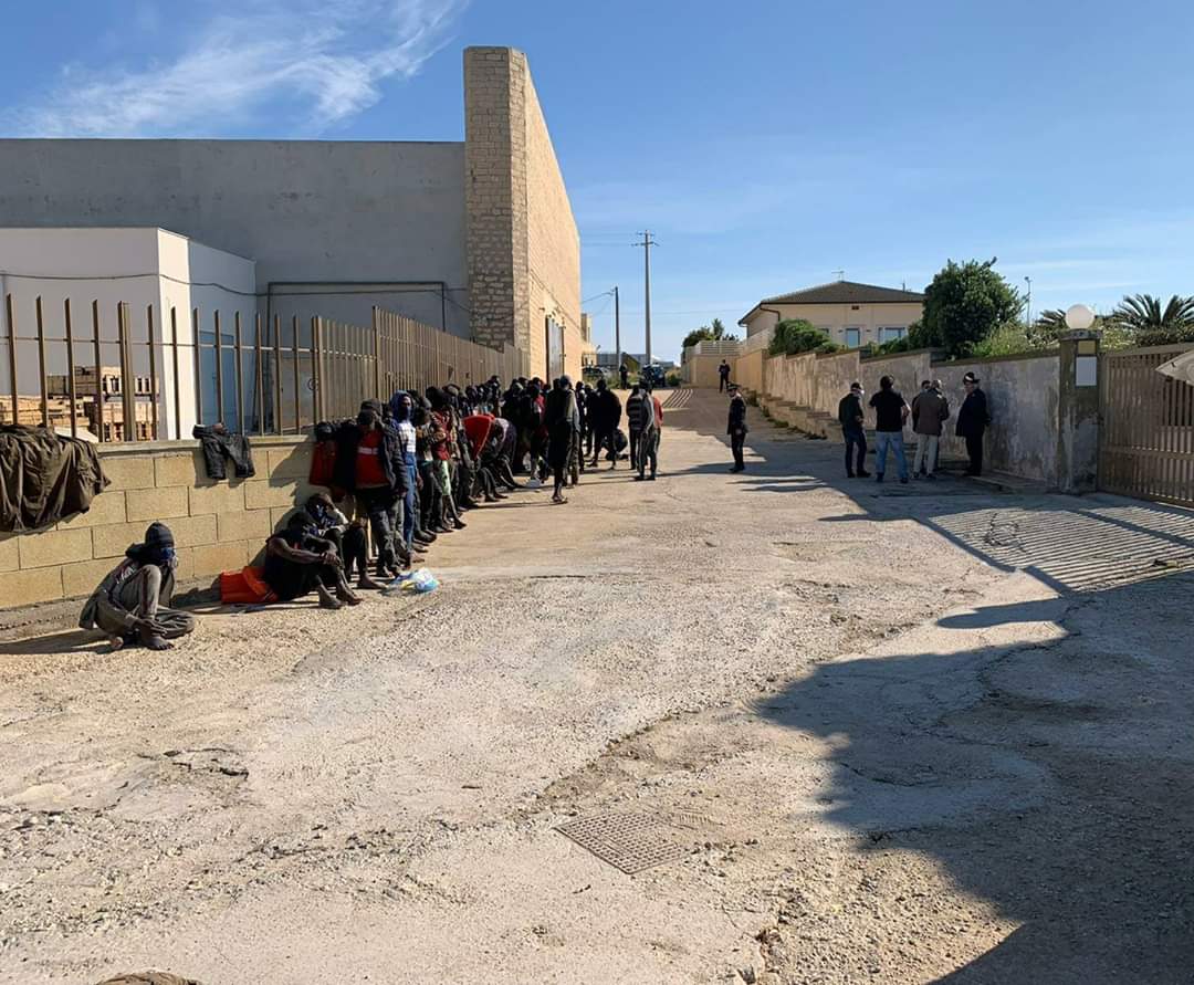 Mentre gli italiani rimangono (giustamente) a casa per isolare il #Coronavirus, a Portopalo di Capo Passero (Siracusa) decine di immigrati africani sbarcano e circolano in assembramento. Come possiamo chiedere sacrifici e rispetto regole ai cittadini se poi permettiamo tutto ciò?