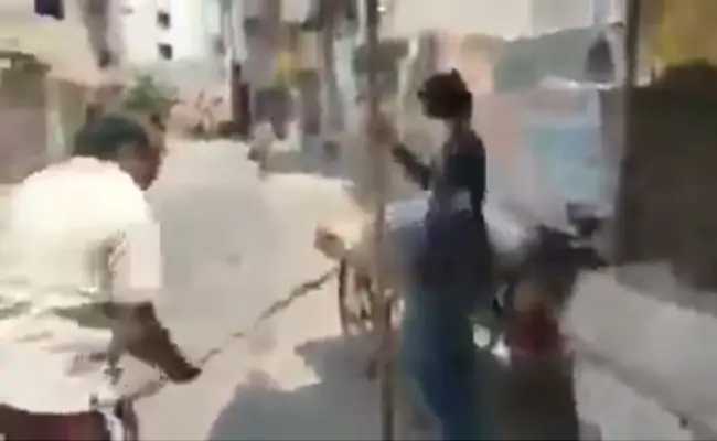 ndtv's tweet photo. Delhi man beats vegetable seller after demanding identity card, arrested https://t.co/1VlXCflzqr https://t.co/HGJTIKzYeo
