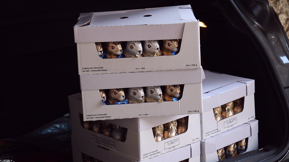 KARLOLIVE's tweet photo. 👏 Merci au propriétaire du restaurant #LeCep, 21 avenue du Cep à #Poissy, pour la livraison de lapins en chocolat au personnel de l'USLD Les Maisonnées ! Un peu de réconfort bien mérité pour des soignants dévoués ! #COVID19
#RestezChezVous https://t.co/YXMwnPMrL9