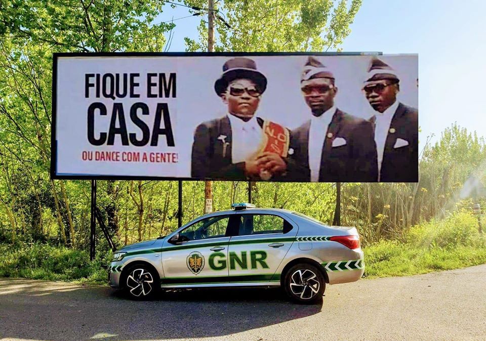 GNRepublicana's tweet photo. Fique em casa ou dance com eles! O que prefere?
A GNR acredita que é melhor dançar em casa! 👮‍♂️🕺💃
O “Meme do Caixão” traduz-se numa dança incomum, verdadeira e proveniente de funerais realizados no Gana. Saiba mais em: https://t.co/3vVOMmw6wN https://t.co/GNDuAoyyiw