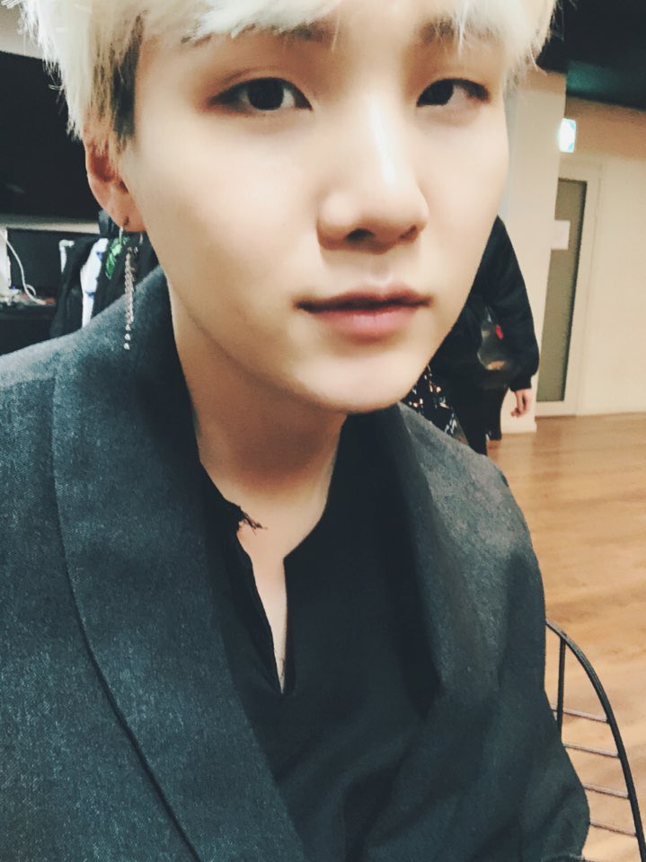 -Yoongi radiating college vibes, a thread to heal broken souls.