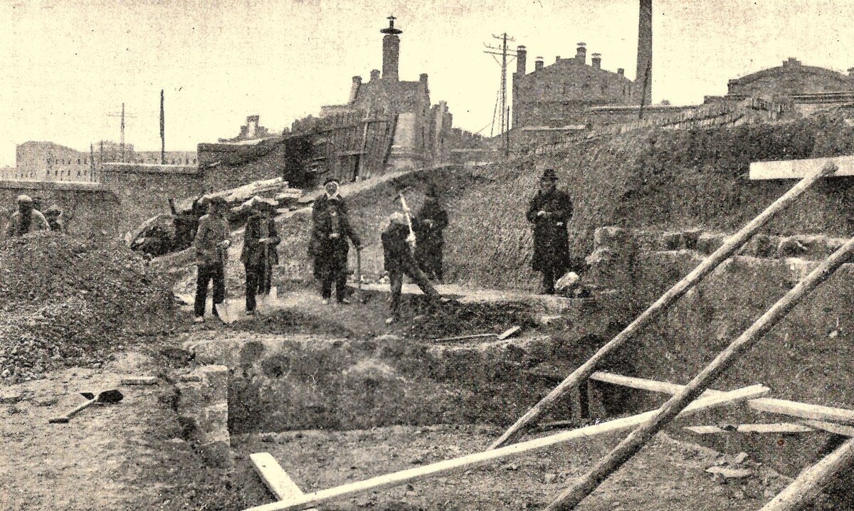 ArteEnMadrid's tweet photo. En los terrenos donde se encuentra la Estación de Delicias, hoy @M_Ferrocarril , existió un asentamiento humano Paleolítico.

https://t.co/k9opzkM2ip

(Vista de la excavación. Año 1918. Yacimiento paleolítico de Las Delicias. Colección A. Gutiérrez) https://t.co/QF05DDVE0x