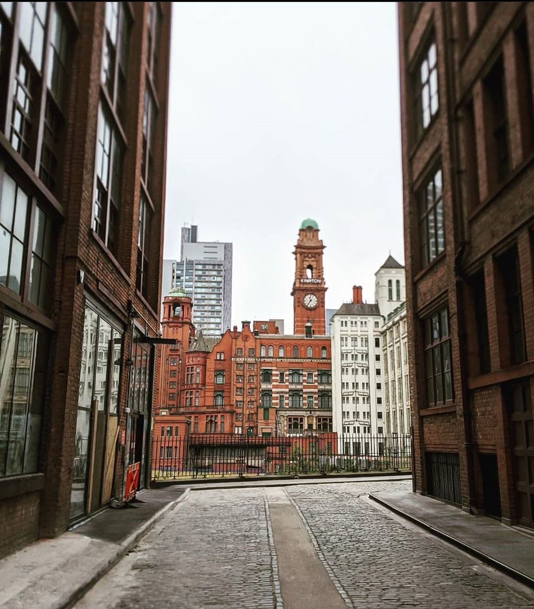 snapsmcr's tweet photo. "Backstreet's back, alright." ▶️
▫️
▫️
▫️
▫️
▫️
#snapsmcr #mcr #mcruk #manchestereveningnews #mcrphotography #photography #citylife #manchesterphotographyclub #manchestereveningnews #streets #streetphotography #oxfordroad #building #architecture #thepalacelife #gayvillage https://t.co/iwOMPZuQwc