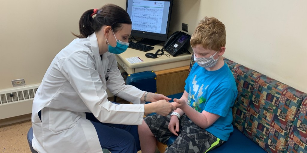 ShrinersChicago's tweet photo. Our orthopaedic surgeons and spine surgeons are still treating urgent cases and stable #fractures at Chicago Shriners Hospital. Here Kelsey Davidson, MD, examines Jude's broken finger. Please call 773-385-KIDS (5437) to request an appointment. #covid-19 #masking https://t.co/SWb9SF9xQh