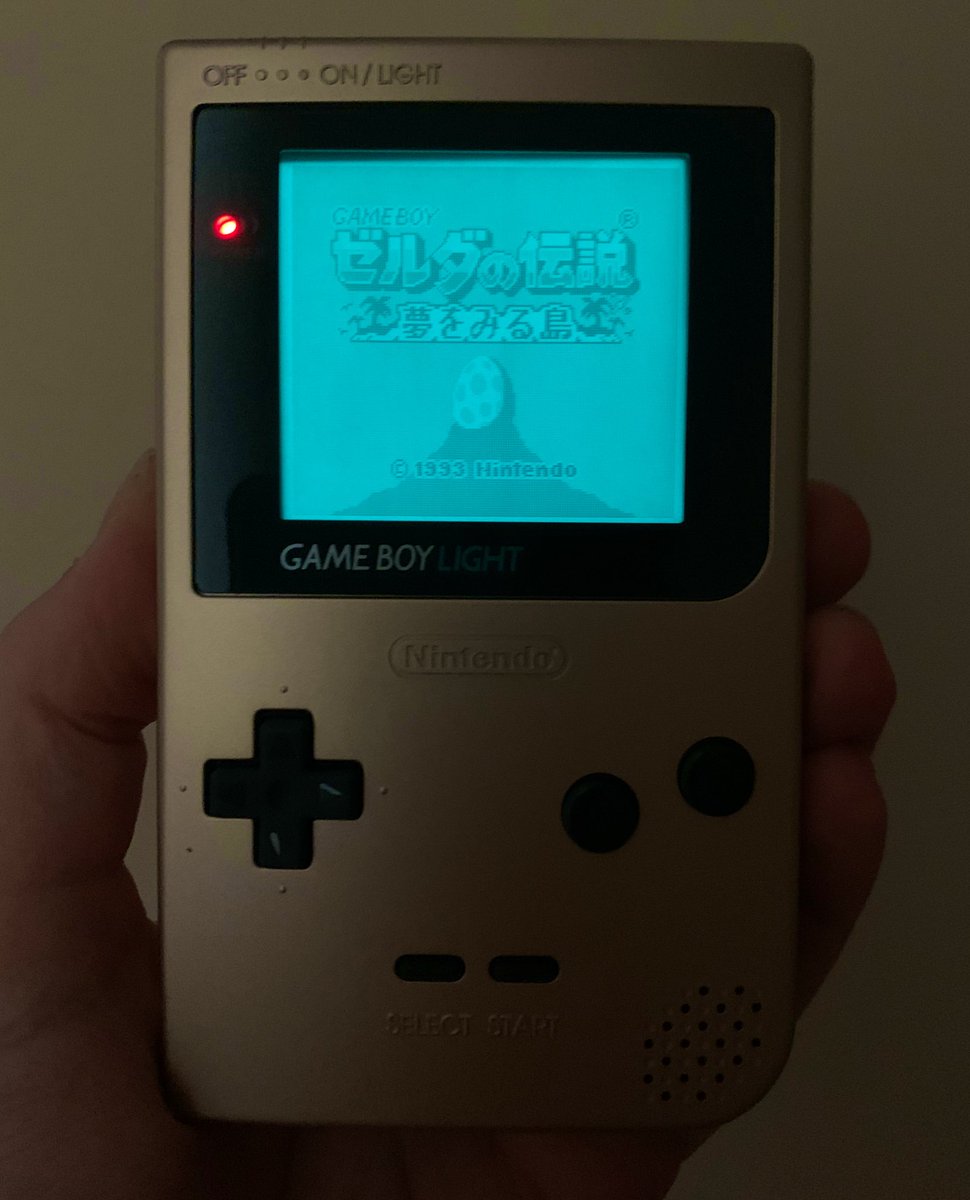 Nintendo Game Boy Light (1998) Il aura fallu quasiment 10 ans pour que Nintendo propose une version rétroéclairée de sa portable à succès, exclusivement au Japon et au format de la Game Boy Pocket. C’est pas la folie mais c’est toujours ça de pris, et elle est jolie en dorée.