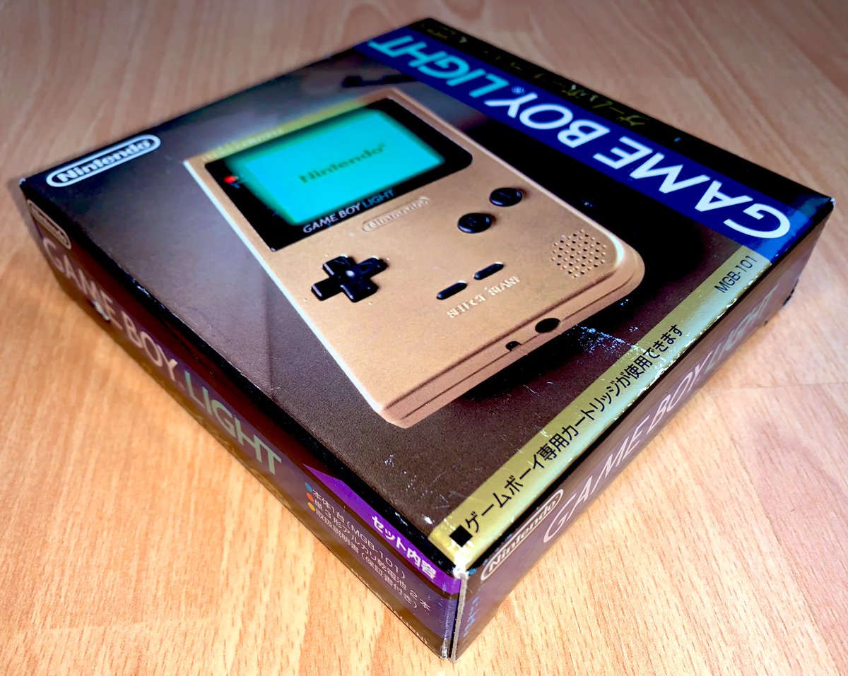 Nintendo Game Boy Light (1998) Il aura fallu quasiment 10 ans pour que Nintendo propose une version rétroéclairée de sa portable à succès, exclusivement au Japon et au format de la Game Boy Pocket. C’est pas la folie mais c’est toujours ça de pris, et elle est jolie en dorée.
